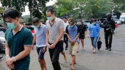 2019年11月26日，在印尼涉嫌進行跨境電話和網路詐欺的85個中國公民被捕後出現在警方在首都雅加達舉行的記者會上。