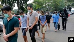 资料照片：在印度尼西亚涉嫌进行跨境电话和互联网欺诈的85个中国公民被捕后出现在警方在首都雅加达召开的记者会上。（2019年11月26日）