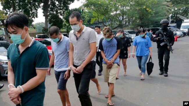 印度尼西亚警方逮捕涉嫌电信欺诈的85个中国公民。(2019年11月26日)