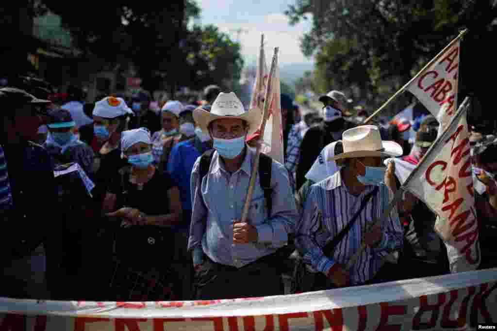 Los salvadoreños escribieron sus demandas y denuncias en las banderas y carteles que portaban. En especial rechazaban sus políticas económicas y supuestos actos de corrupción.