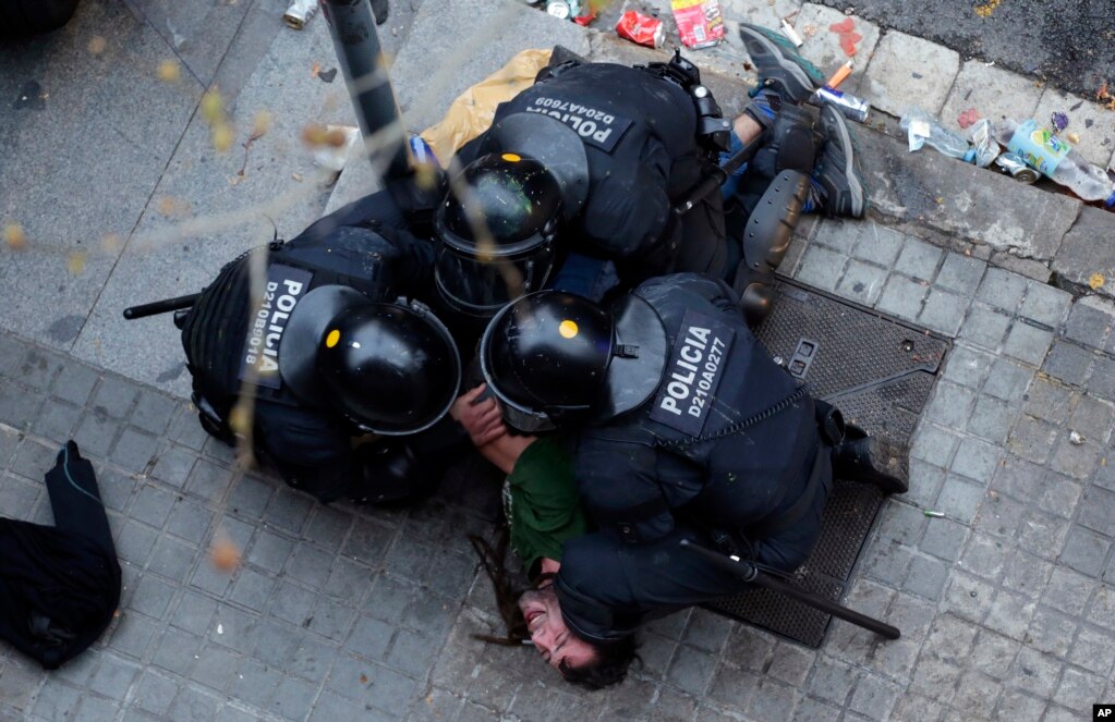 스페인 바르셀로나에서 카탈루냐주 독립을 지지하는 시위대원이 정부청사로 진입하려 하자 경찰관들이 저지하고 있다