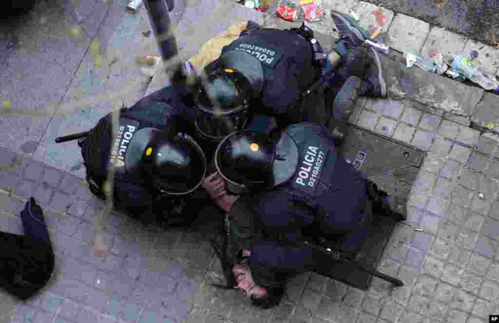 스페인 바르셀로나에서 카탈루냐주 독립을 지지하는 시위대원이 정부청사로 진입하려 하자 경찰관들이 저지하고 있다