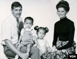 Vợ chồng ông Jim Parker và hai người con nuôi Việt Nam