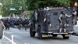 Policia me autoblindë lëviz pas policëve me biçikleta gjatë një proteste të Lëvizjes Black Lives Matter në Seattle