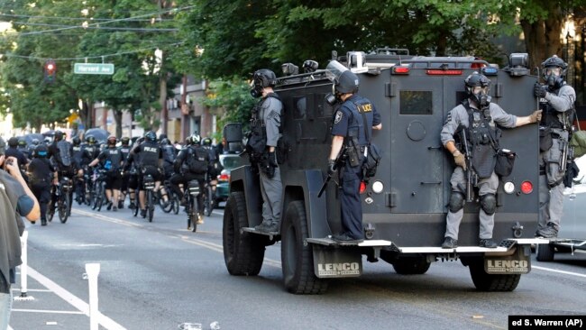 Policia me autoblindë lëviz pas policëve me biçikleta gjatë një proteste të Lëvizjes Black Lives Matter në Seattle