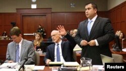 George Zimmerman junto a sus abogados Mark O'Mara (izquierda), y Don West (centro).