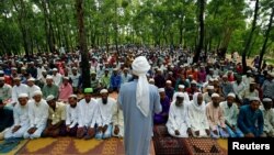 بنگلہ دیش میں روہنگیا پناہ گزینوں کی کیمپ میں عیدالاضحی کی نماز ادا کی جا رہی ہے۔ 22 اگست 2018