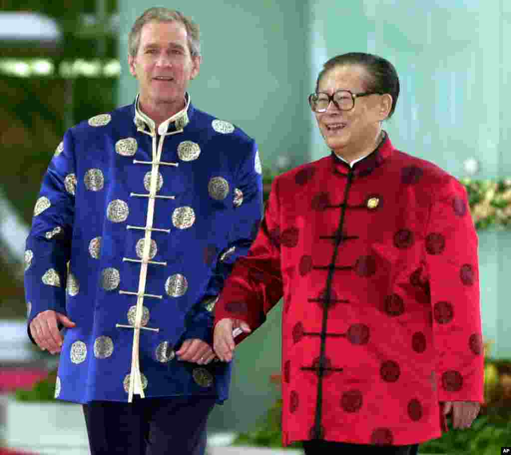 2001年10月21日，在APEC上海峰會期間，美國總統布殊和中國主席江澤民身穿絲綢服裝去參加一次非正式會議