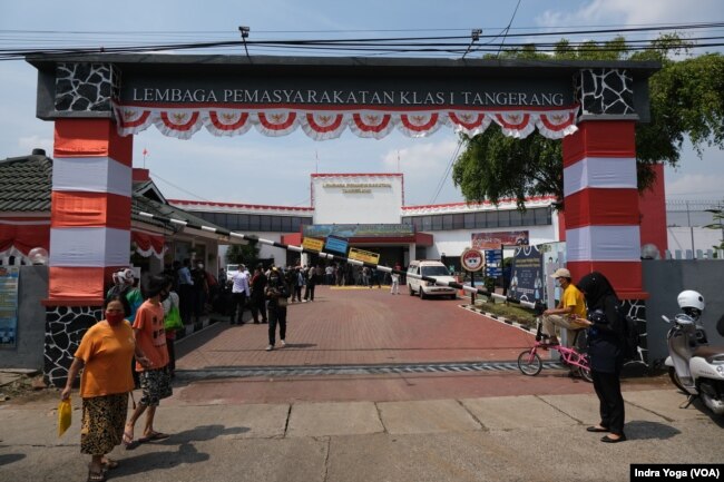 Lapas 1 Tangerang mengalami kebakaran pada 8 September 2021 pukul 01.45 WIB. Setidaknya 41 warga binaan dinyatakan meninggal dunia akibat insiden ini. (Foto: VOA/Indra Yoga)