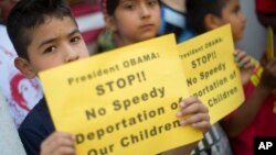 El 32 por ciento de los estadounidenses sí están de acuerdo con deportar de manera inmediata a los menores que cruzan la frontera. 