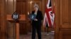 La Première ministre britannique Theresa May se prépare à faire une déclaration à 10 Downing Street à Londres, le 2 avril 2019.