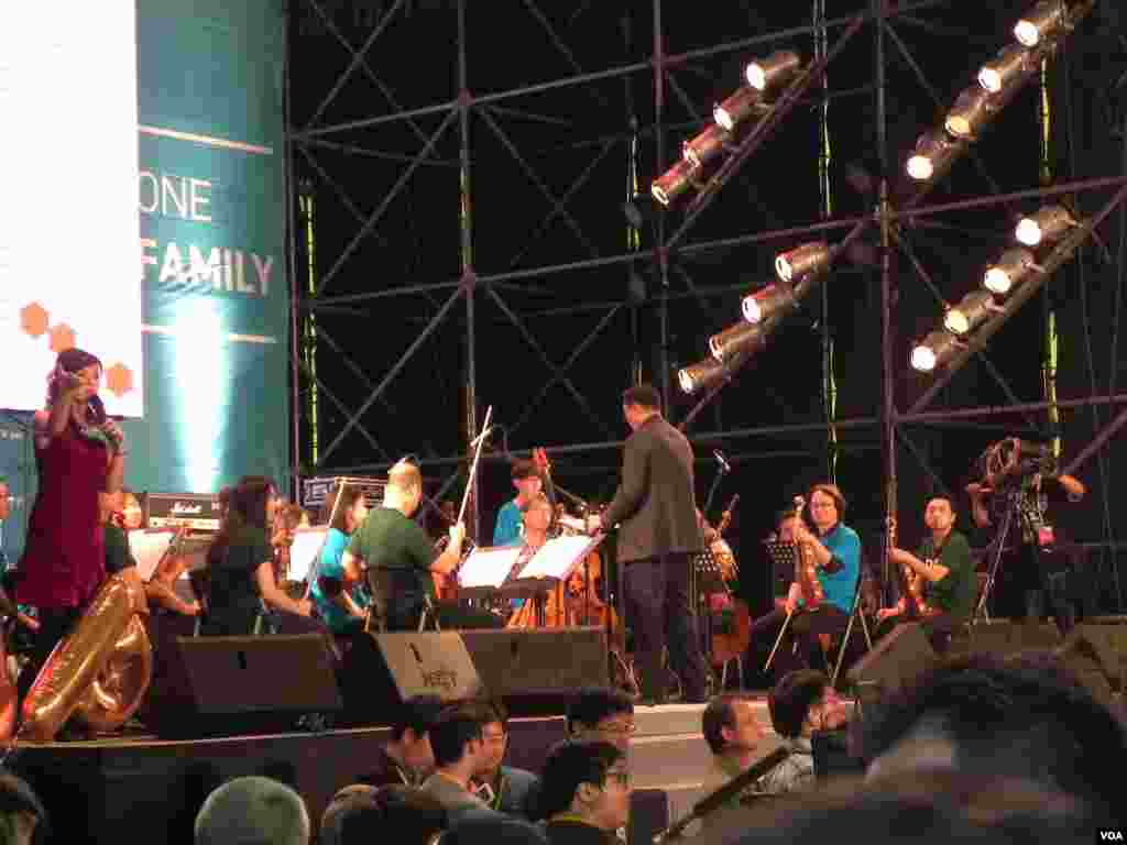 柯文哲把他的选前造势晚会办成音乐会 (美国之音许波拍摄)