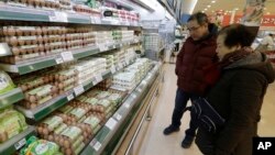 Customers shop for eggs at a discount store in Seoul, South Korea, Dec. 28, 2016. Egg prices are soaring and new year's festivals are being canceled as South Korea fights its worst bird flu outbreak in over a decade.