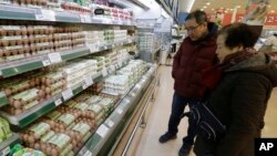 Customers shop for eggs at a discount store in Seoul, South Korea, Dec. 28, 2016. Egg prices are soaring and new year's festivals are being canceled as South Korea fights its worst bird flu outbreak in over a decade.