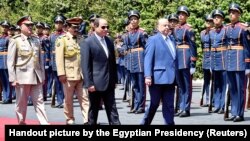 Egypt's President Abdel Fattah al-Sisi (L) and his Yemeni counterpart Abd-Rabbu Mansour Hadi (R) review the honorary guards at the presidential palace Cairo, Egypt, Aug. 13, 2018.