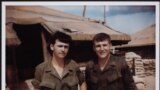 Гейґел служив у В&#39;єтнамі у 1967-68 роках. Має дві нагороди &quot;Пурпурне серце&quot;.
