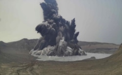 Dalam gambar yang diambil dari video dari Institut Vulkanologi dan Seismologi Departemen Sains dan Teknologi Filipina ini, terlihat gumpalan uap dan abu dari Gunung Taal, Provinsi Batangas, Filipina, 1 Juli 2021. (Foto: AP)