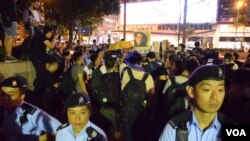 香港民陣集會要求釋放劉曉波，被大批警員包圍(美國之音香港特約記者湯惠芸)