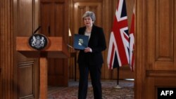 La primera ministra británica, Theresa May, da una declaración en el interior del número 10 de Downing Street en Londres, el 2 de abril de 2019, después de presidir una reunión que duró un día.