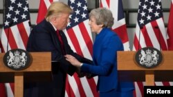 Perdana Menteri Theresa May dan Presiden AS Donald Trump menghadiri konferensi pers bersama di London, Inggris, 4 Juni 2019.
