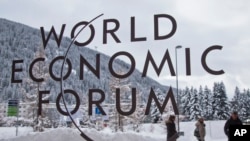 និមិត្ត​សញ្ញា​នៃ​វេទិកា​សេដ្ឋកិច្ច​ពិភពលោក​ ដែល​យើងអាច​មើលឃើញ​តាមបង្អូច​នៃមជ្ឈមណ្ឌល​សន្និបាត​ដែលប្រារព្ធ​ជារៀងរាល់​ឆ្នាំនៅទីក្រុង​ Davos ប្រទេសស្វ៊ីស​(រូបថត​ថ្ងៃទី១៥​ ខែមករា​ ឆ្នាំ​២០១៧)។ 
