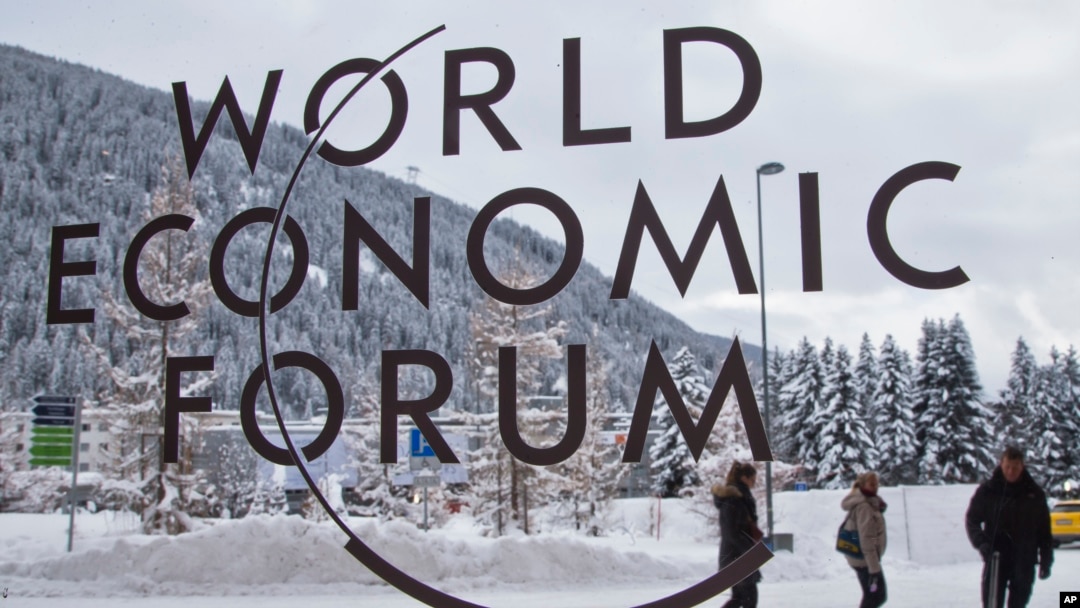 Logo Forum Ekonomi Dunia di jendela gedung tempat pertemuan tahunan berlangsung di Davos, Swiss (15/1). (AP/Michel Euler)