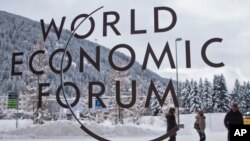 Logo Forum Ekonomi Dunia di jendela gedung tempat pertemuan tahunan berlangsung di Davos, Swiss (15/1). (AP/Michel Euler)