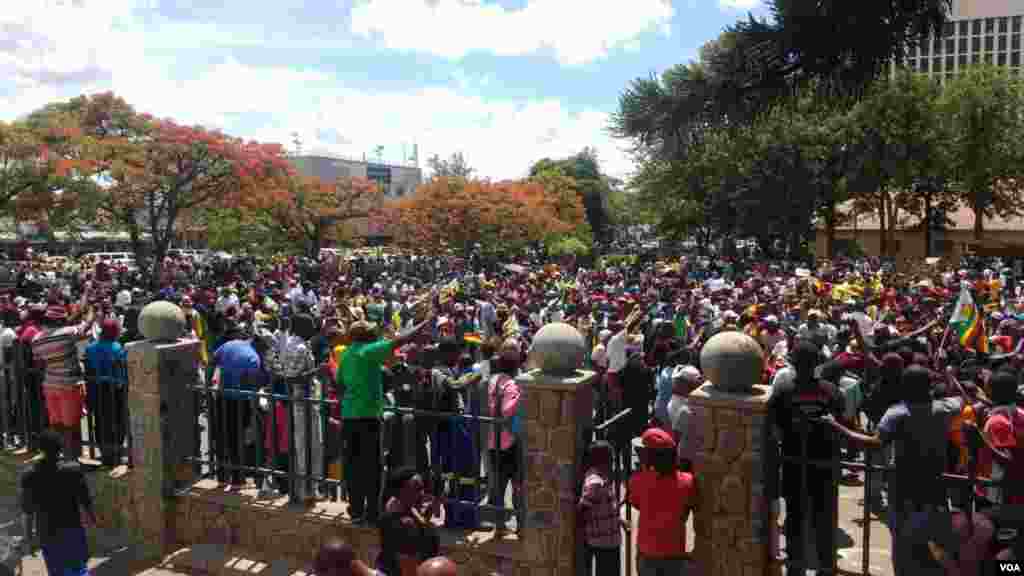 Abantu Abatshengiselayo koBulawayo Besithi 'Phansi loMugabe' (Video Credit: Bathabile Masuku)