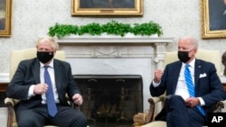 Presidenti Biden duke folur në Zyrën Ovale gjatë takimit me Kryeministrin britanik Johnson (21 shtator 2021)