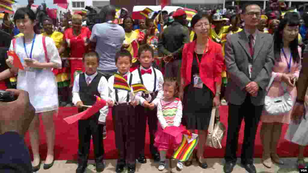 Some Chinese citizens welcoming President Xi Jinpin in Harare. (Photo: Irwin Chifera)