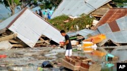 Seorang warga memeriksa kerusakan akibat gempa dan tsunami di Palu, Sulawesi Tengah, Indonesia, Sabtu, 29 September 2018. (Foto: dok).