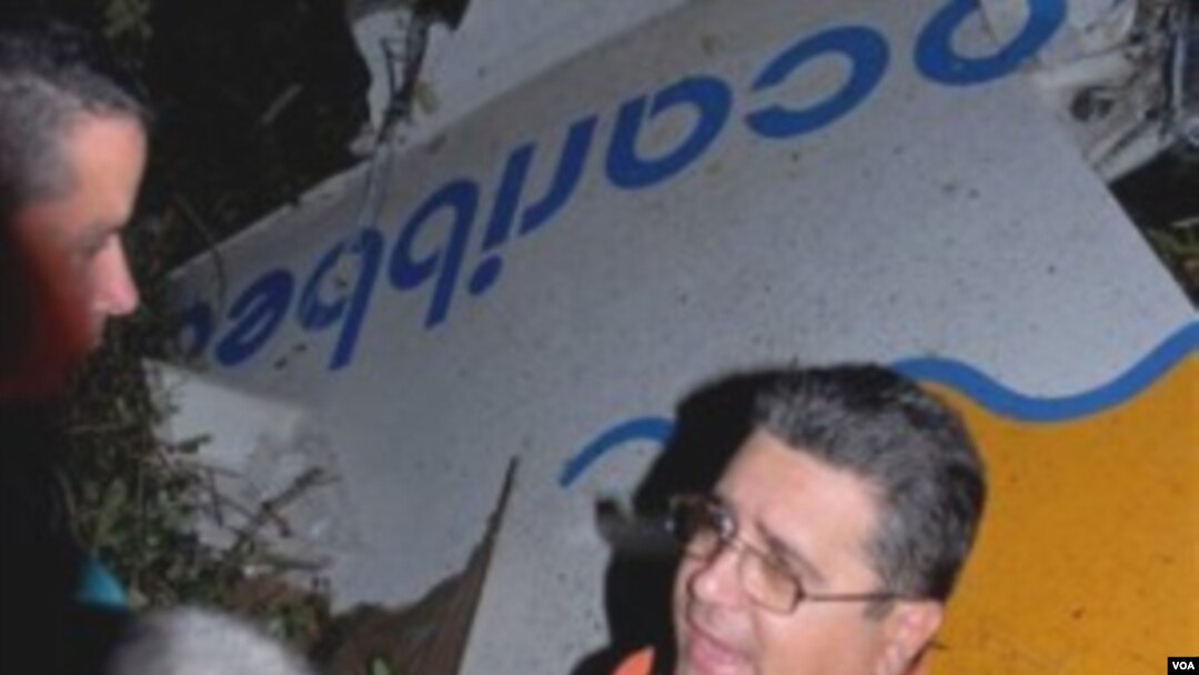 Pejabat Kuba, Miguel Acebo berbicara di dekat reruntuhan pesawat AeroCarribbean, di provinsi Santi Spritus.