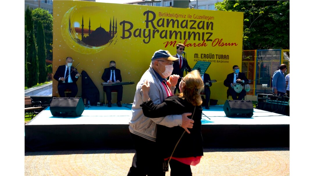Warga İstanbul, Turki merayakan akhir Ramadan secara sederhana dan tetap menjaga jarak aman.