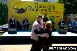 Warga İstanbul, Turki merayakan akhir Ramadan secara sederhana dan tetap menjaga jarak aman.