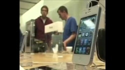 使用iPhone 手机采访的记者