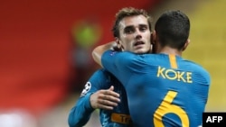 L'attaquant français de l'Atletico Madrid, Antoine Griezmann et le milieu de terrain espagnol de l'Atletico Madrid, Koke, après la victoire de leur équipe au match aller de la Champions League contre l'AS Monaco au Stade Louis II, à Monaco, le 18 septembre 2018 