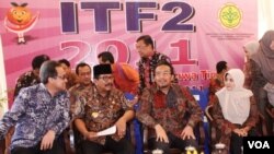 Menteri Pertanian Suswono (kedua dari kanan) bersama Gubernur Jatim Soekarwo (berkopiah) pada acara Indonesia Tropical Fruit Festival tahun 2011 di Surabaya (16/11).