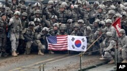 Foto de archivo de ejercicios militares entre Estados Unidos y Corea del Sur de diciembre de 2015.