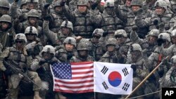 U.S. and South Korean army soldiers pose on a floating bridge on the Hantan river during a joint military exercise. (File)