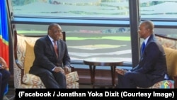 Le président sud-africain Cyril Ramaphosa discute avec Emmanuel Ramazani, candidat du président Joseph Kabila et du Front commun pour le Congo à la présidentielle, à Kinshasa, RDC, 10 août 2018. (Facebook/ Jonathan Yoka Dixit)