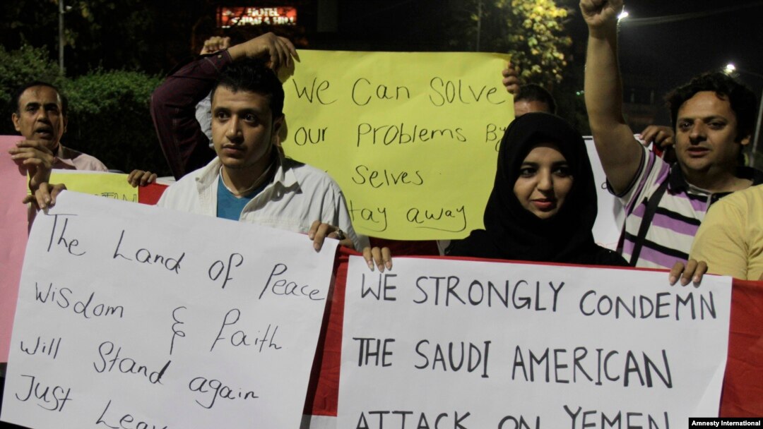 Activistas pakistaníes antibélicos en Lahore manifiestan en condena de ataques aéreos sauditas en Yemen. 