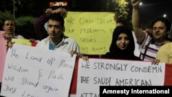 Activistas pakistaníes antibélicos en Lahore manifiestan en condena de ataques aéreos sauditas en Yemen. 