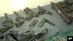 케냐 수도 나이로비에서 검거된 무장단체의 총기류. (자료사진)