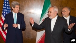 Menlu AS John Kerry (kiri) dan Menlu Iran Mohammad Javad Zarif bertemu di Moontreux, Swiss (2/3).