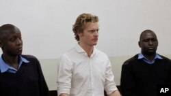Jack Alexander Loup Marrian, ressortissant britannique accusé du trafic de cocaïne, comparaît entre deux policiers lors d’une audience au tribunal de Kibera à Nairobi, Kenya, 4 août 2016. 