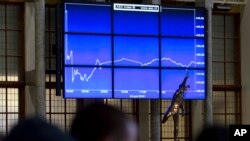 Grafik yang menunjukkan penurunan tajam indeks saham Belanda (AEX) menyusul keputusan Inggris untuk keluar dari Uni Eropa, di Amsterdam, Belanda (24/6). (AP/Peter Dejong)