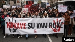 Studenti Beogradskog univerziteta na protestu zbog pogibije 15 ljudi u rušenju nadstrešnice na Železničkoj stanici u Novom Sadu, 13. decembar 2024. (REUTERS/Marko Djurica)
