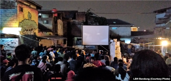 Seratus lebih warga mengikuti pemutaran film "Sexy Killers" di Bandung, Rabu, 10 April 2019. Foto: LBH Bandung)