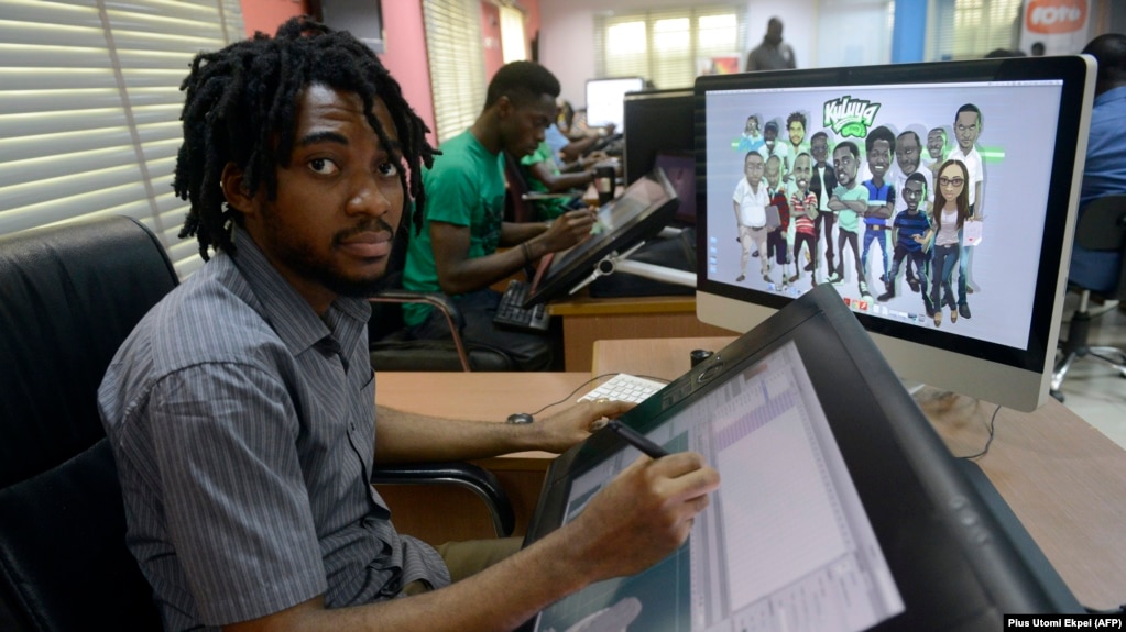 Ekene Nkenchor conÃ§oit et dessine un jeu vidÃ©o pour la sociÃ©tÃ© Kuluya Ã  Lagos, le 25 fÃ©vrier 2014.