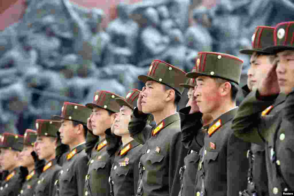 북한 인민군 창건 85주년인 25일 평양 만수대 언덕의 김일성&middot;김정일 동상을 찾은 군인들이 경례하고 있다.